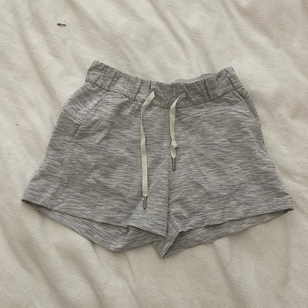 Lululemon cinchable shorts 2.5” space nimbus